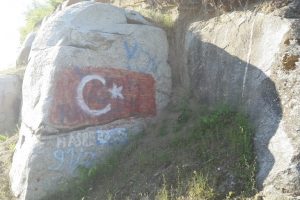 Bursa'da kaya &uuml;zerindeki dev bayrağa ilgi b&uuml;y&uuml;k