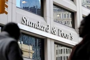 S&P 6 b&uuml;y&uuml;k bankanın kredi notunu d&uuml;ş&uuml;rd&uuml;