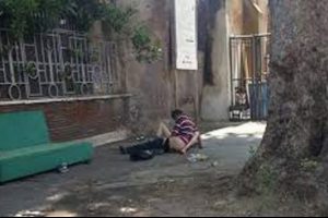 Roma'da bir &ccedil;ift sokak ortasında cinsel ilişkiye girdi