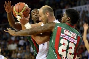 Nefes kesen ma&ccedil; Anadolu Efes'in