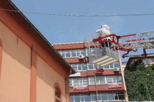 Cami sa&ccedil;ağındaki arıları almak isterken olanlar oldu