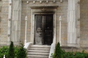 "Mesih'im" deyip kilisenin kapsını ateşe verdi