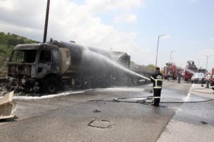TIR, LPG y&uuml;kl&uuml; tankere &ccedil;arptı: 1 &ouml;l&uuml;