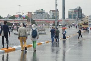 Vatandaşlar yağmura hazırlıksız yakalandı