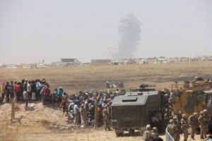 Bombardımandan ka&ccedil;an Suriyeliler sınıra dayandı