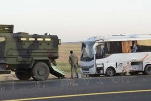 Lastiği patlayan midib&uuml;s şarampole devrildi: 1 şehit, 27 yaralı
