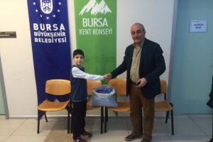 Bursa'da &ouml;ğretmen ve &ouml;ğrencilerden plastik kapağa destek