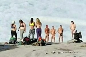 Malezya'daki dağın zirvesinde &ccedil;ıplak poz verdikleri i&ccedil;in tutuklandılar