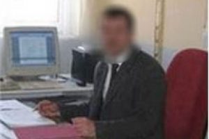 M&uuml;d&uuml;r yardımcısı kız &ouml;ğrencileri odasına &ccedil;ağırıp...