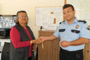Pazarda bulduğu altınları polise verdi
