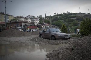 Ankara'da ara&ccedil;lar sel sularına kapıldı: 2 yaralı