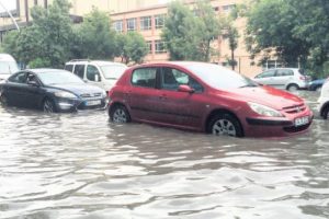 10 dakikalık yağmur Ankara'ya yetti