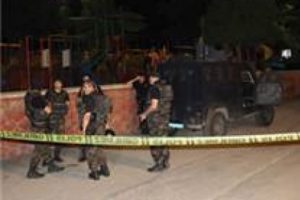 Ş&uuml;pheli polis merkezinden &ccedil;ıkarılırken ateş a&ccedil;ıldı: 2'si polis 3 yaralı
