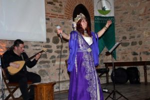 Emel &Ouml;rg&uuml;n, yeni alb&uuml;m&uuml;n&uuml; Bursa'da tanıttı