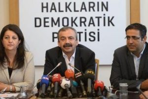 Sırrı S&uuml;reyya &Ouml;nder: Biz barajı ge&ccedil;meseydik, muhalefet partileri odalarından dışarı &ccedil;ıkamamışlardı