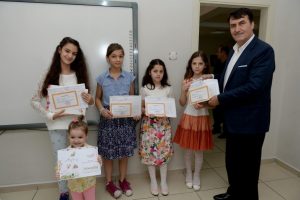 Başkan D&uuml;ndar kızının karne heyecanına ortak oldu