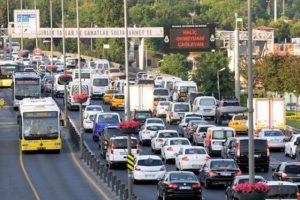 Tatilciler yola &ccedil;ıkınca, İstanbul trafiği kilitlendi