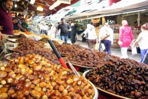 Ramazan'ın vazge&ccedil;ilmezi hurma Bursa'da tezgaha &ccedil;ıktı