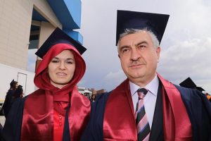 &Uuml;niversiteden kızıyla mezun oldu