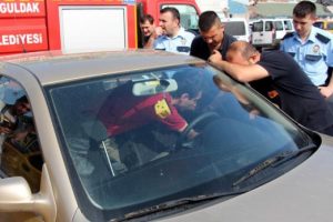 Arkadaşı otomobilin kapılarını kilitledi, otomobilde mahsur kaldı