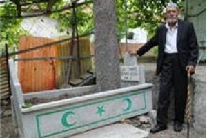 Kendi mezarında kendine dua ediyor!