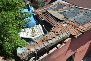 Kanal a&ccedil;ma vidanj&ouml;r&uuml; gecekondunun &uuml;zerine u&ccedil;tu