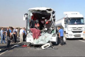 Yolcu otob&uuml;s&uuml; tankere &ccedil;arptı: 2 &ouml;l&uuml;, 13 yaralı