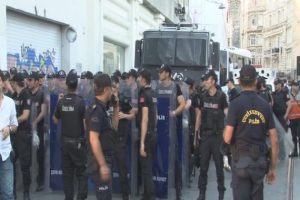 Taksim'de korsan g&ouml;steriye m&uuml;dahale