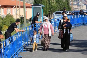 Madenci yakınları sanıklara saldırdı