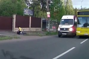 Otob&uuml;s durağına park eden s&uuml;r&uuml;c&uuml;ye &ouml;ld&uuml;resiye dayak