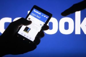 Facebook kullanıcılarını doğrudan izliyor
