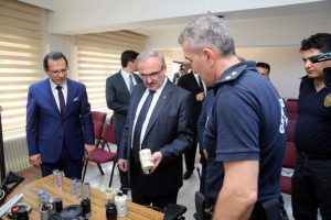 M&uuml;nir Karaloğlu'dan &ccedil;evik kuvvete moral ziyareti