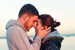 10 g&uuml;nl&uuml;k evli gen&ccedil;, kapısı a&ccedil;ılan otomobilden d&uuml;ş&uuml;p can verdi