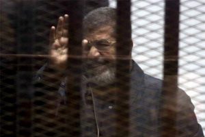 Mursi'ye bir m&uuml;ebbet bir idam &ccedil;ıktı!