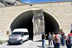 A&ccedil;ık unuttuğu dorsesiyle t&uuml;nele girince...