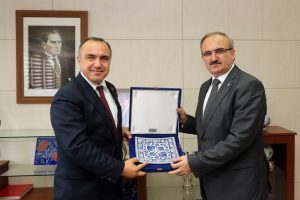 Arnavut B&uuml;y&uuml;kel&ccedil;i Mucaj'dan Bursa Valisi Karaloğlu'na ziyaret