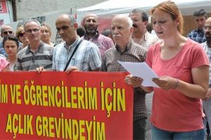 A&ccedil;ığa alınan &ouml;ğretmen a&ccedil;lık grevine başladı