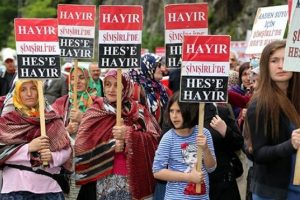 81 yaşındaki HES karşıtı nine jandarma d&ouml;v&uuml;p copunu kırmış!