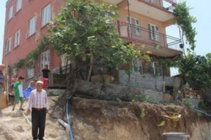 Bursa'da bah&ccedil;esinden yol ge&ccedil;ti, evi yıkılma riski altında!