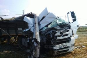 Bursa'da feci kaza! Cam y&uuml;kl&uuml; TIR...
