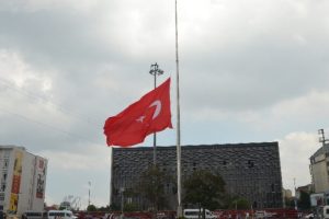 Dev T&uuml;rk Bayrağı yarıya indirildi