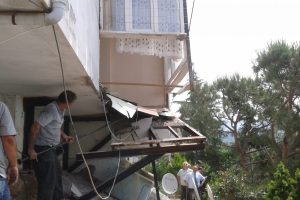 Bursa Gemlik'te ka&ccedil;ak balkon yıkıldı