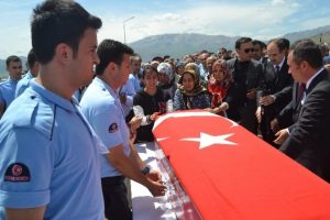 Cezaevi m&uuml;d&uuml;r&uuml; son yolculuğuna uğurlandı