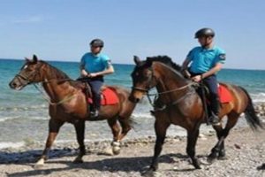 Sahillerde atlı jandarma ile g&uuml;venlik