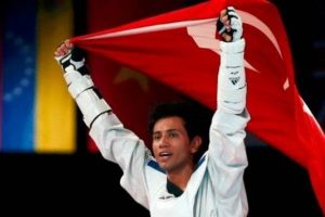 Servet Tazeg&uuml;l madalyasız kapattı!
