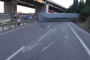 TIR devrildi trafik kilitlendi