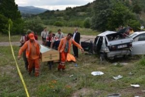 Cenazeye giderken feci kaza!