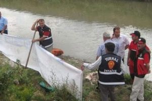 D&ouml;rt kişiyi kurtardı, kendisi boğuldu