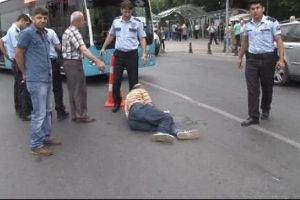 Motosiklet yayaya &ccedil;arptı