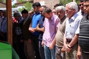 Tatil olunca inşaatta &ccedil;alışmaya başlayan lise &ouml;ğrencisi Abdullah &ouml;ld&uuml;